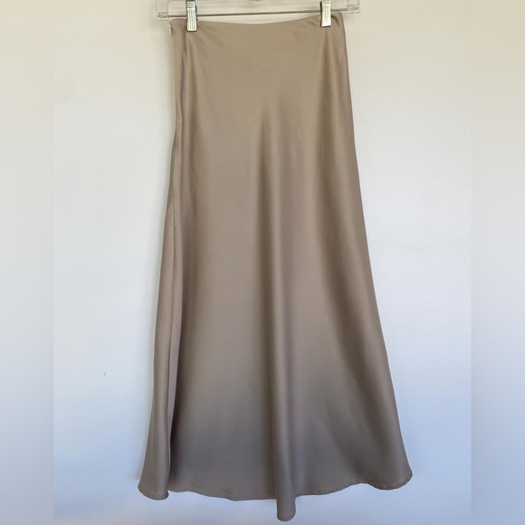 Satin silk style midi skirt - Picture 4 of 5